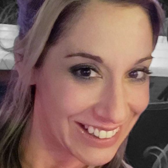 Meet your Posher, Jennifer - Picture 1 of 2